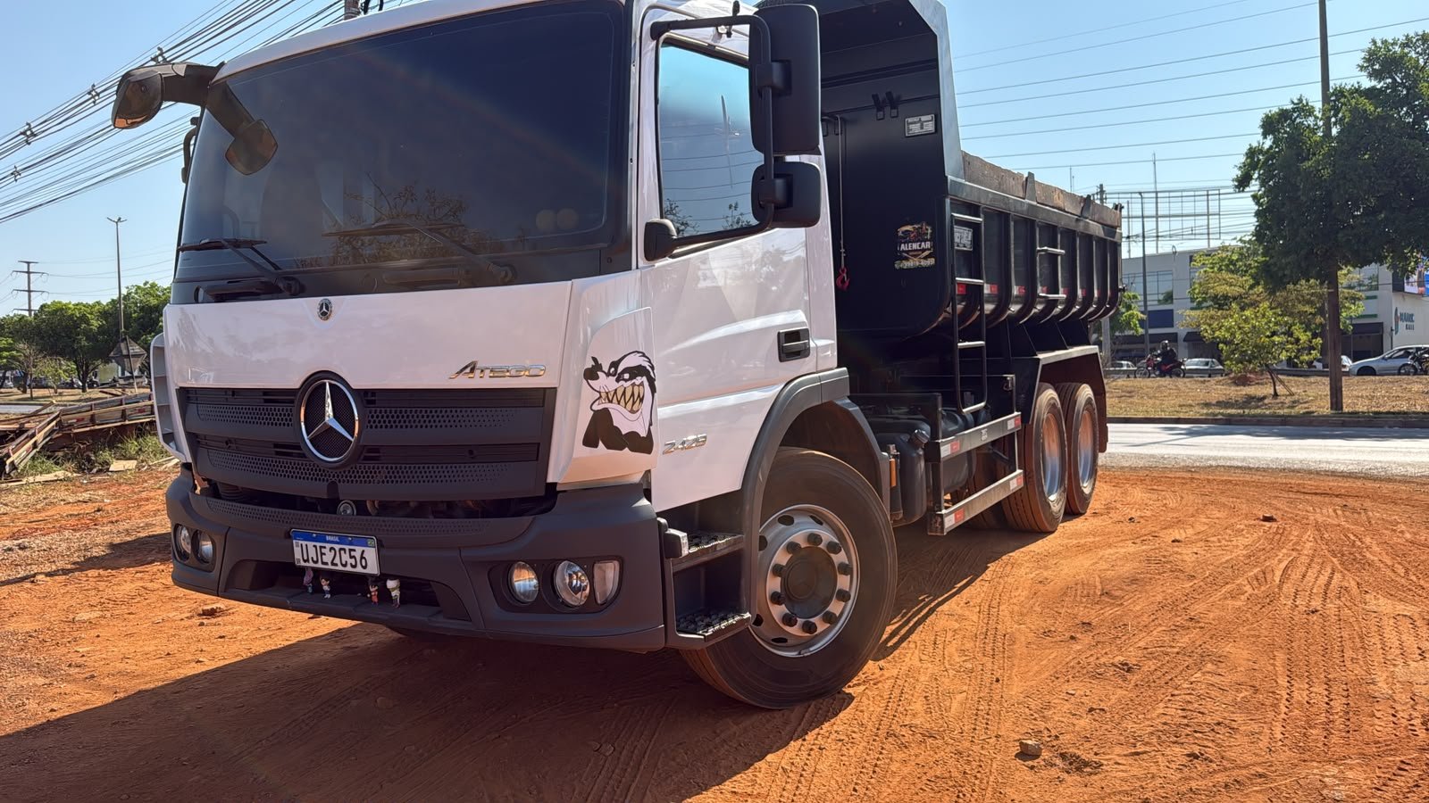 Caminhão caçamba Mercedes-Benz Atego 2429 da Alencar Serviços.
